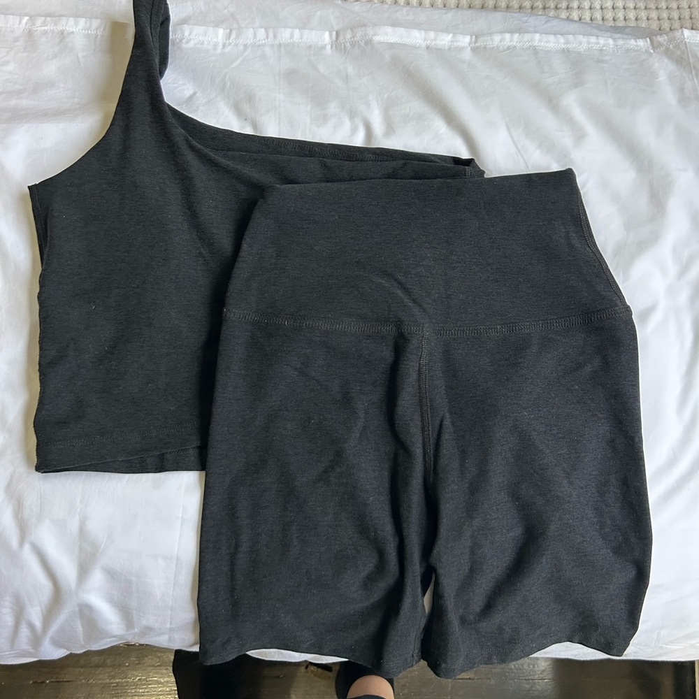 BEYOND YOGA ONE SHOULDER SET